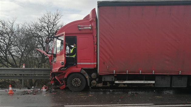 Nehoda u Lochenic na Hradecku si vydala jednu ob a pt zrannch (6.3.2017).