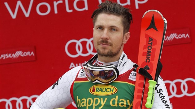 Marcel Hirscher poslouch rakouskou hymnu po vtzstv v obm slalomu v Kranjsk Goe.