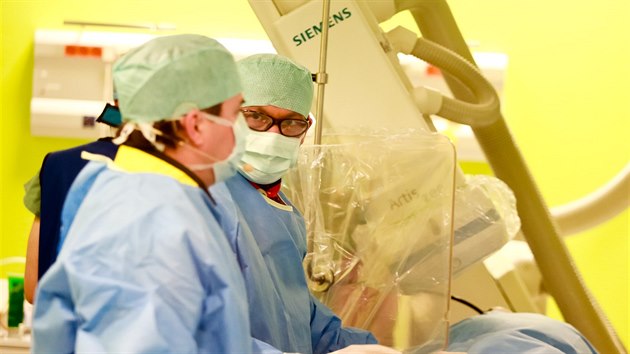 Kardiologov z Fakultn nemocnice Brno provedli nov typ zkroku. Dn na operanm sle vyslali iv na internetu.