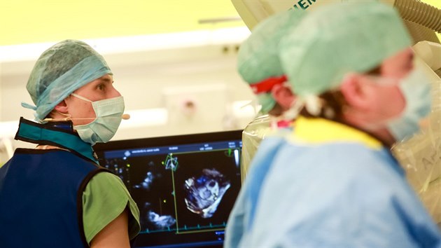 Kardiologov z Fakultn nemocnice Brno provedli nov typ zkroku. Dn na operanm sle vyslali iv na internetu.