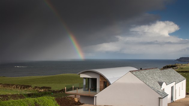 Dm se pyn ndhernmi vhledy na moe, Skotsko na obzoru a scenrie historickho msteka Donegal.