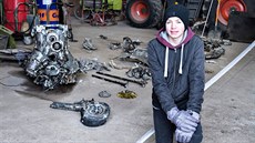 Daniel Rom Kristiansen s troskami nalezeného messerschmitu (7. března 2017) Daniel Rom Kristiansen s troskami nalezeného messerschmitu (7. března 2017)