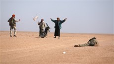 Bojovníci SDF kontrolují mue, který prchli ped boji o Rakká (8. bezna 2017)