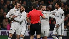 RUDO PED OIMA. Fotbalisté Realu Madrid se zlobí na rozhodího, který vylouil...