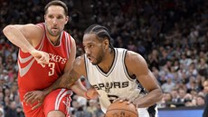 Kawhi Leonard (vpravo) za San Antonia utíká Ryanovi Andersonovi z Houstonu.