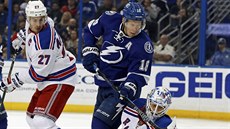 Antti Raanta v brance NY Rangers elí dotrnému Ondeji Palátovi z Tampy. Vlevo...