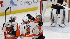 Hokejisté Philadelphie slaví gól na ledě Buffala. Hokejisté Philadelphie slaví gól na ledě Buffala.