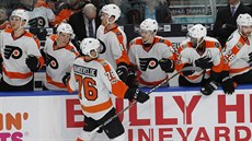 Chris VandeVelde z Philadelphie se dlí o radost ze vsteleného gólu se...