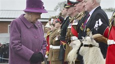 Britská královna Albta II. a kozel William Windsor, maskot Královského...