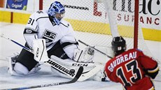 Ben Bishop při premiéře za Los Angeles kryje ránu Johnnyho Gaudreaua z Calgary. Ben Bishop při premiéře za Los Angeles kryje ránu Johnnyho Gaudreaua z Calgary.
