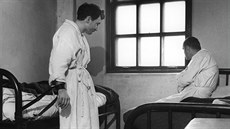 Otupělí léky, znehybnění přikurtováním. Takhle to vypadalo i v léčebně pro... Otupělí léky, znehybnění přikurtováním. Takhle to vypadalo i v léčebně pro...