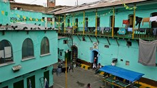 Jsou v něm zavřeni nejtěžší bolivijští vězni, ale bachaři nad ním nevládnou.... Jsou v něm zavřeni nejtěžší bolivijští vězni, ale bachaři nad ním nevládnou....