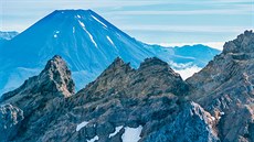 Sopka Ngauruhoe se pyšní pravidelným kuželem. Sopka Ngauruhoe se pyšní pravidelným kuželem.