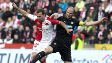 Slávistický záložník Josef Hušbauer (vlevo) a Roman Hubník z Plzně Slávistický záložník Josef Hušbauer (vlevo) a Roman Hubník z Plzně