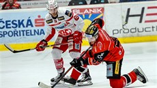 Mometka z utkání play-off ligy EBEL mezi Znojmem (v červených dresech) a... Mometka z utkání play-off ligy EBEL mezi Znojmem (v červených dresech) a...