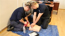 Zásadní roli hraje defibrilátor při první pomoci u pacienta se zástavou podání... Zásadní roli hraje defibrilátor při první pomoci u pacienta se zástavou podání...