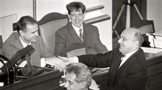 Ministi Ivan Langr, Stanislav Gross a Ivo Svoboda spolu s premiérem Miloem...