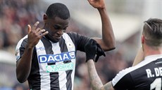 Duván Zapata z Udine oslavuje vstřelený gól v utkání s Juventusem. Duván Zapata z Udine oslavuje vstřelený gól v utkání s Juventusem.