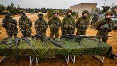 Ministr obrany Martin Stropnický navštívil české vojáky v litevském vojenském... Ministr obrany Martin Stropnický navštívil české vojáky v litevském vojenském...