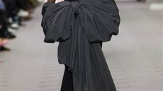 panlský módní dm Balenciaga oslavil pehlídkou haute couture v Paíi své sté narozeniny.