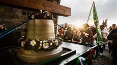 Průvod doprovodil nově požehnaný zvon Václav do kostela sv. Havla v Praze. (5.... Průvod doprovodil nově požehnaný zvon Václav do kostela sv. Havla v Praze. (5....