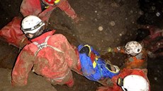 Záchrana speleologa zavaleného v Nové Drátenické jeskyni uvnitř Moravského... Záchrana speleologa zavaleného v Nové Drátenické jeskyni uvnitř Moravského...