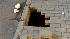 V Mikulově se propadl kus chodníku do jednoho z vinných sklepů, kolem... V Mikulově se propadl kus chodníku do jednoho z vinných sklepů, kolem...