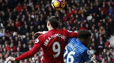 Zlatan Ibrahimovic z Manchesteru United ve vzduném souboji udeil loktem do...