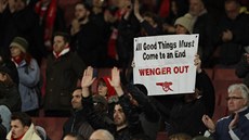 fanouci Arsenalu vyzývají k odchodu trenéra Arsene Wengera.