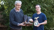 Josef Rajchard drží boty z krajty, Michal Berec má korál a alkoholický nápoj z... Josef Rajchard drží boty z krajty, Michal Berec má korál a alkoholický nápoj z...
