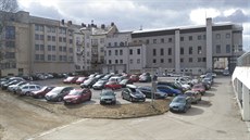 Parkoviště za domem kultury do rezidenční zóny nespadne, bude se tu i dál stát... Parkoviště za domem kultury do rezidenční zóny nespadne, bude se tu i dál stát...