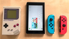 Vlevo Gameboy (1989), vpravo Switch s odepnutými Joy-Cony Vlevo Gameboy (1989), vpravo Switch s odepnutými Joy-Cony