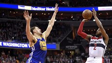 John Wall z Washingtonu při střelbě, brání ho Klay Thompson z Golden State. John Wall z Washingtonu při střelbě, brání ho Klay Thompson z Golden State.