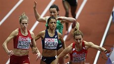 Denisa Rosolová padá v rozbhu na 400 metr na halovém mistrovství Evropy v...