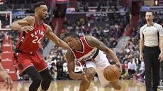U míče Bradley Beal z Washingtonu, brání ho Norman Powell z Toronta. U míče Bradley Beal z Washingtonu, brání ho Norman Powell z Toronta.
