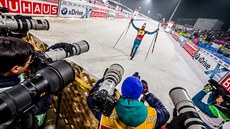 Martin Fourcade pózuje pro fotografy po triumfu ve stíhacím závodu v... Martin Fourcade pózuje pro fotografy po triumfu ve stíhacím závodu v...