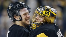 David Pastrňák a brankář Anton Chodbin se radují z vítězství Bostonu. David Pastrňák a brankář Anton Chodbin se radují z vítězství Bostonu.