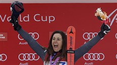 Sofia Goggiaová slaví triumf v superobím slalomu v ongsonu.