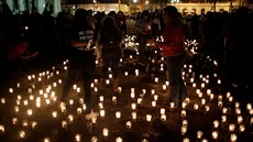 Lidé zapalují svíky, aby uctili památku obtí poáru v ústavu v Guatemale.
