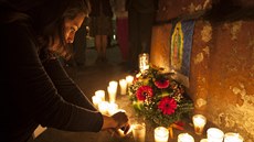 Lidé zapalují svíky, aby uctili památku obtí poáru v ústavu v Guatemale.