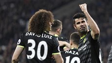 Diego Costa z Chelsea se raduje ze vstřeleného gólu a přijímá blahopřání od... Diego Costa z Chelsea se raduje ze vstřeleného gólu a přijímá blahopřání od...