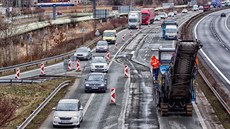 Silničáři v Březhradu u Hradce Králové opravují povrchy vozovky a také nadjezdy... Silničáři v Březhradu u Hradce Králové opravují povrchy vozovky a také nadjezdy...