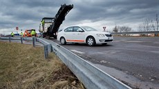 Silniái v Bezhradu u Hradce Králové opravují povrchy vozovky a také nadjezdy...