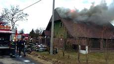Poár rodinného domu v Dolním Vlkýi na Plzesku. (1. bezna 2017)