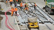 Technici montují na Mikulášské třídě v Plzni dočasnou výhybku pro tramvaje. (6.... Technici montují na Mikulášské třídě v Plzni dočasnou výhybku pro tramvaje. (6....
