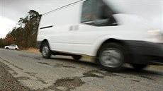 Silnice mezi poli nad Dýšinou a ve vesnici Kyšice na Plzeňsku. Díry v silnici.... Silnice mezi poli nad Dýšinou a ve vesnici Kyšice na Plzeňsku. Díry v silnici....