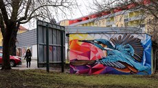 Ledňáček na jedné z garáží ve Vítězné ulici v Karlových Varech. Ledňáček na jedné z garáží ve Vítězné ulici v Karlových Varech.