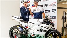 Karel Abraham (vpravo) a Jorge Martinez pózují s motocyklem Ducati, Aspar . Karel Abraham (vpravo) a Jorge Martinez pózují s motocyklem Ducati, Aspar .