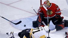 Jevgenij Malkin z Pittsburghu se snaí v akrobatické pozici pekonat gólmana...