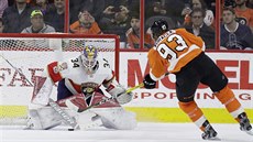 Jakub Voráek z Philadelphie pekonává gólmana Jamese Reimera a promuje...